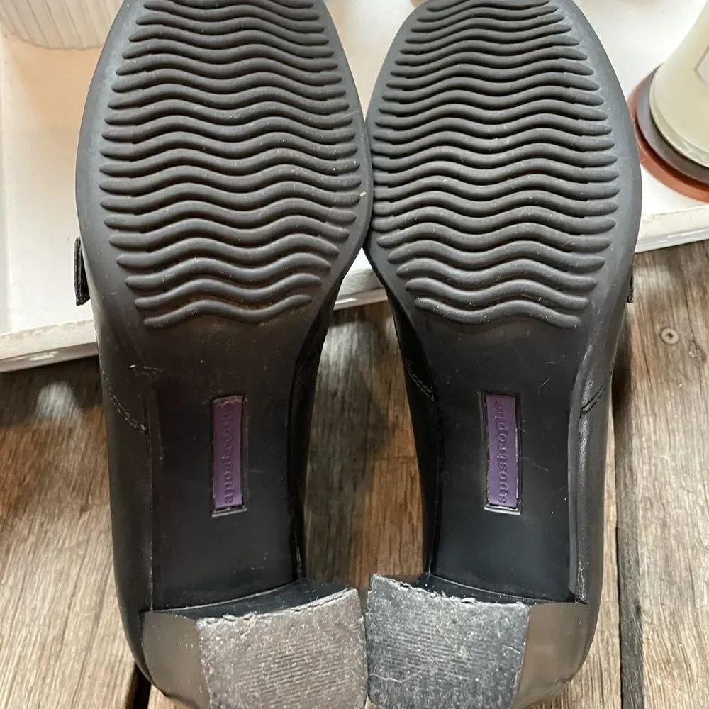 Apostrophe Bina Black Leather Buckle Heels EUC